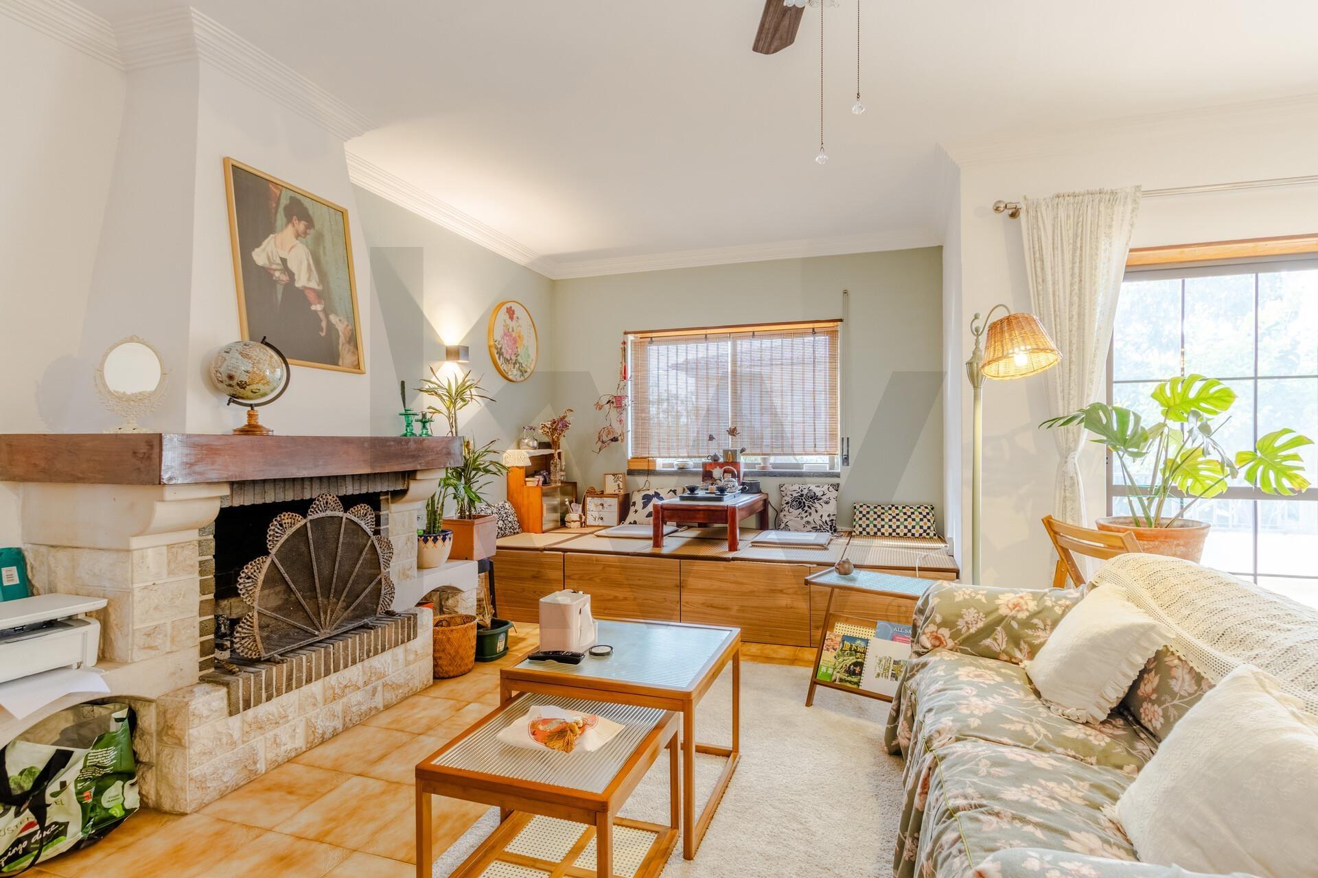 Moradia T4 em Cascais - Alcabideche, com jardim e elevado potencial